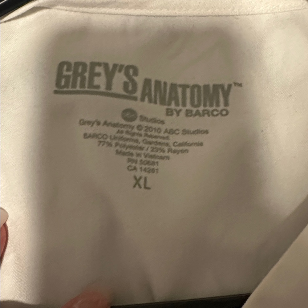 2 Grey's Anatomy Women's white Scrub Tops XL and 1 Dickies women’s scrub top XL - Picture 3 of 7